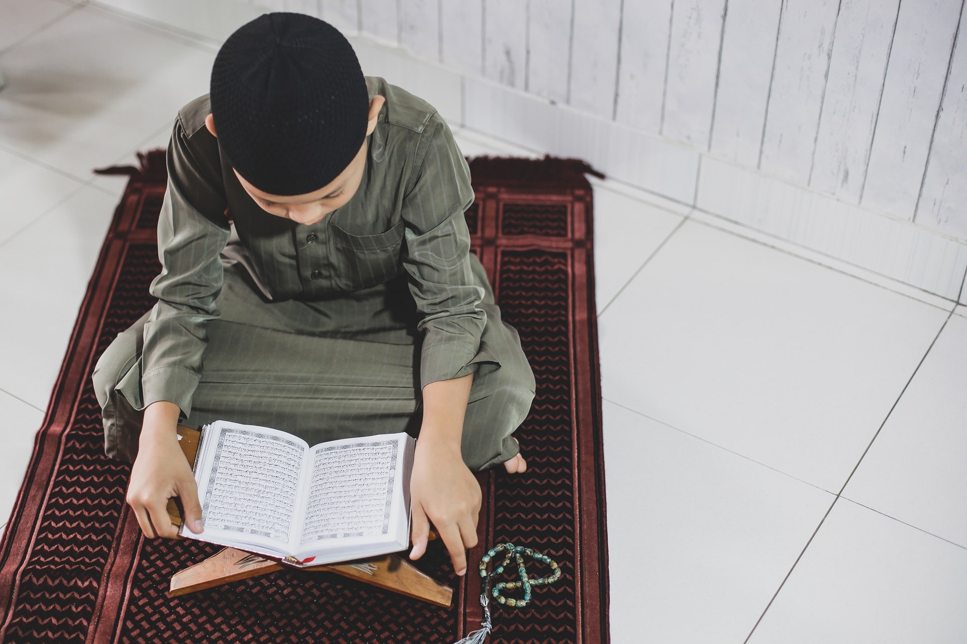muslim-boy-reading-holy-quran-2021-08-30-06-01-29-utc-min.jpg
